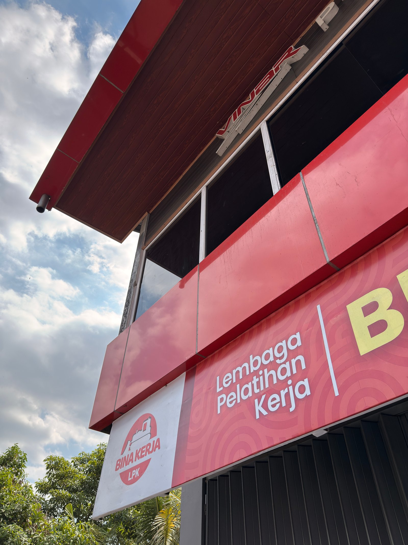 Workshop Pelatihan Mekanik Alat Berat LPK Bina Kerja